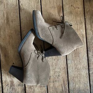 Clarks Booties super soft and comfortable 6.5